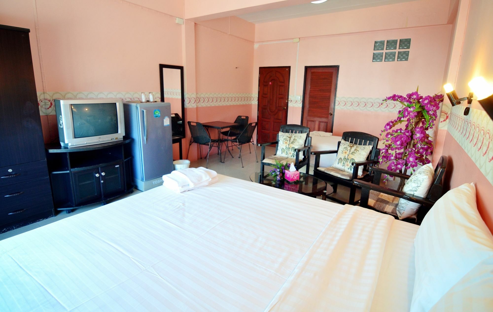 The Famous House - Jomtien Hotell Exteriör bild