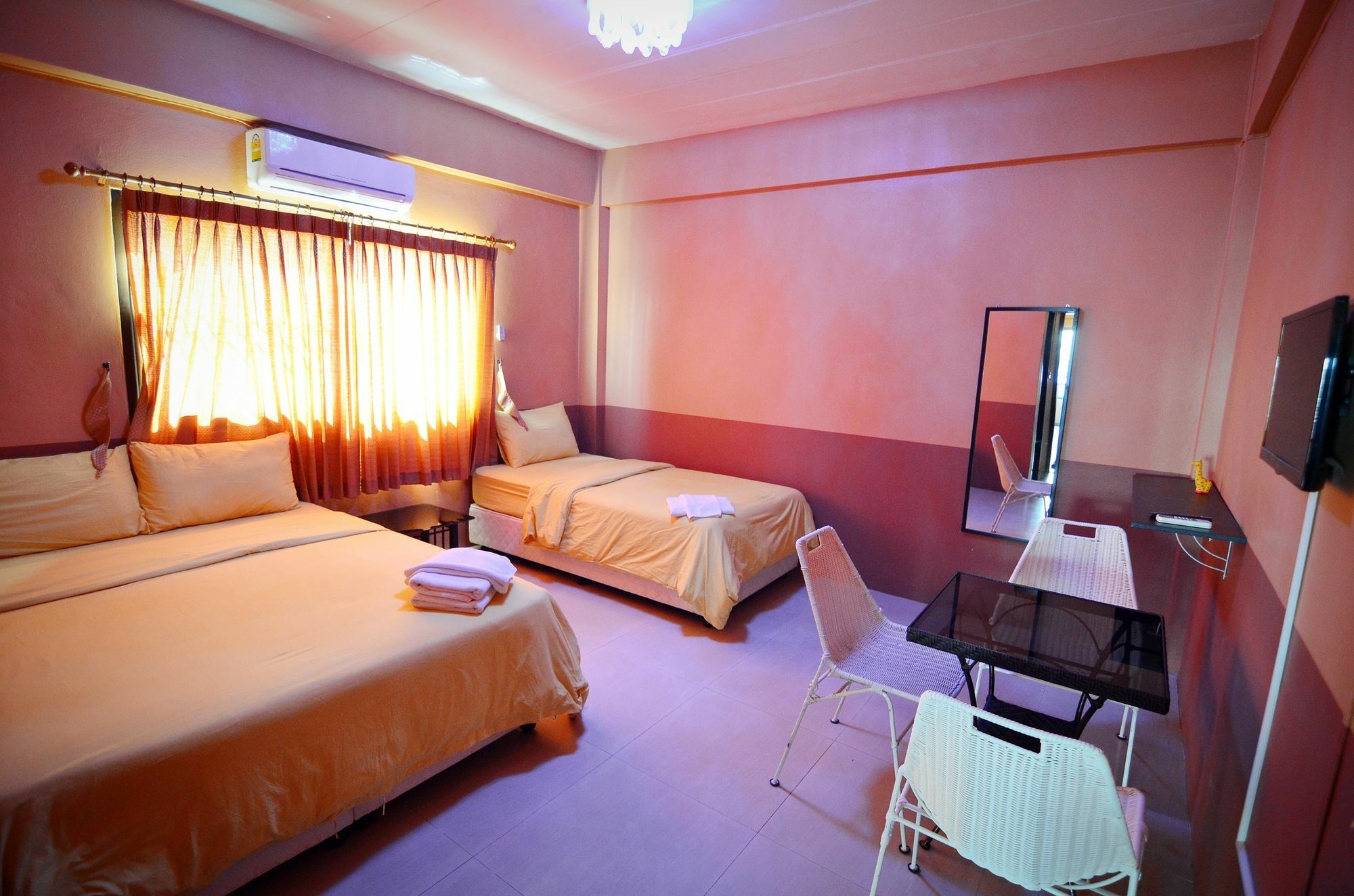 The Famous House - Jomtien Hotell Exteriör bild