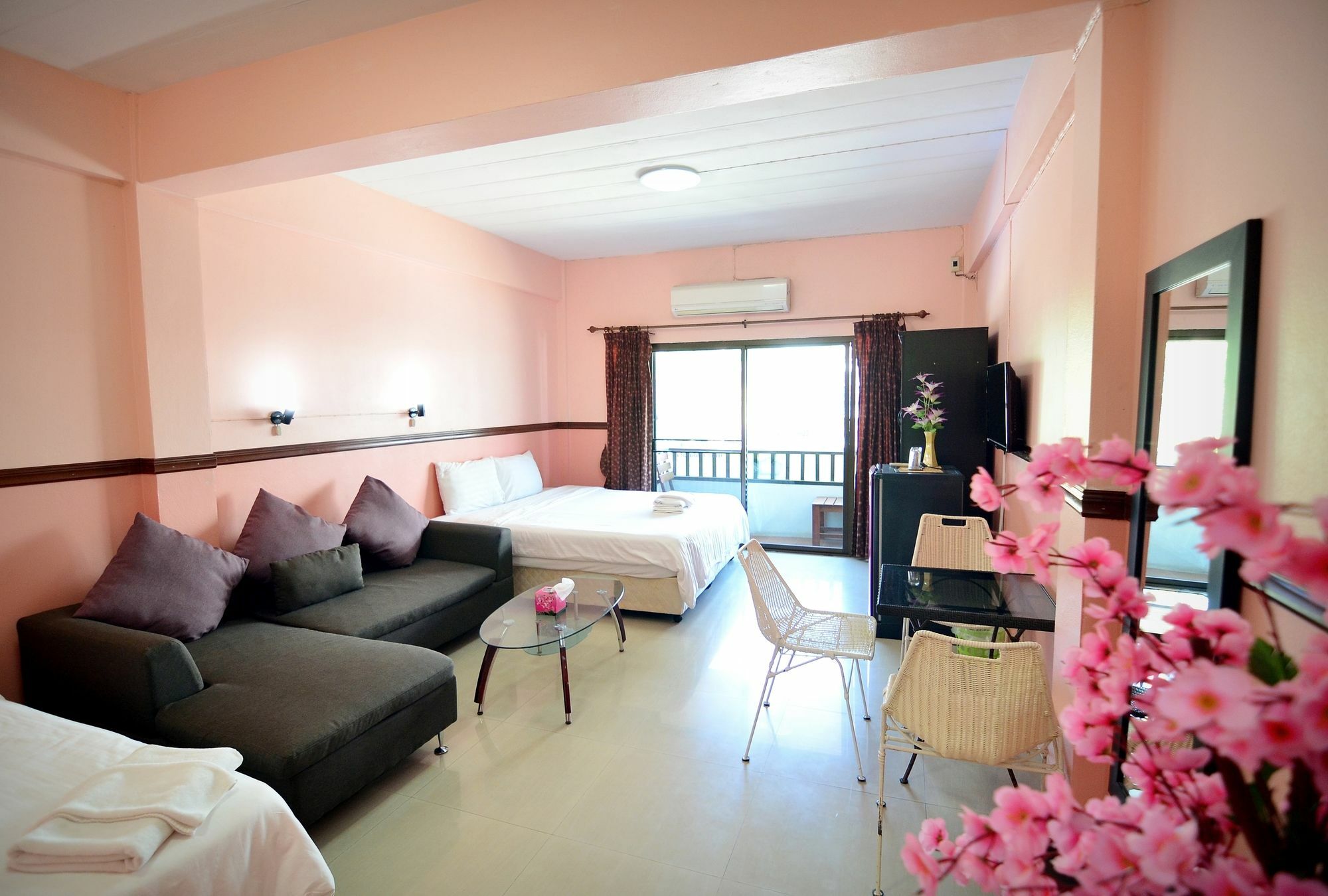 The Famous House - Jomtien Hotell Exteriör bild